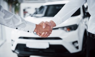 Călătorii solo sau închirierea de mașină cu șofer – care este cea mai bună variantă?