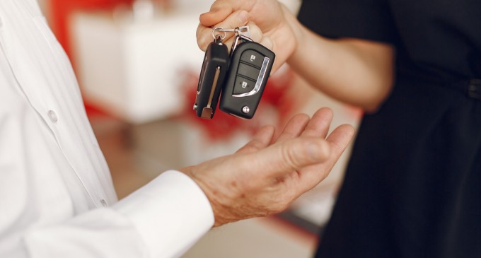 Artă pe roți: Descoperă eleganța din închirierea unei mașini de lux cu șofer