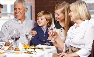 Urmează să mergi la o cină în familie la restaurant? Iată ce ținute poți purta