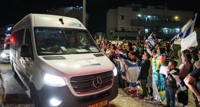 Hamas mai eliberează 10 ostatici: Nouă femei și un copil au fost predați Crucii Roșii