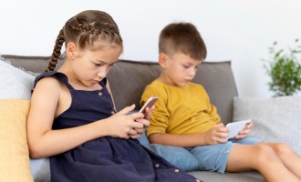 5 întrebări pe care să ți le adresezi înainte de a-i cumpăra copilului un telefon mobil  