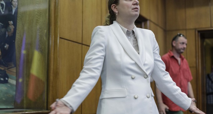 Ligia Deca, înregistrată când povesteşte cum angajaţii din minister şterg comentariile negative la adresa ei: „Dacă n-apucă să le şteargă repede, am o zi proastă”