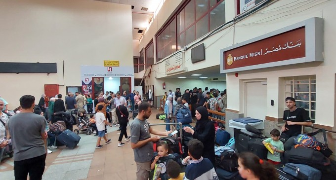 MAE: Un grup de 17 cetăţeni români şi familiile acestora, evacuați din Fâşia Gaza​