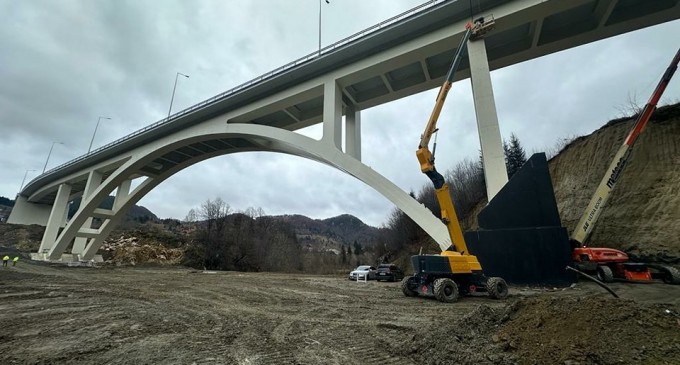 FOTO Un pod spectaculos din județul Argeș va fi deschis circulației luna aceasta / Este prima realizare de acest tip din România