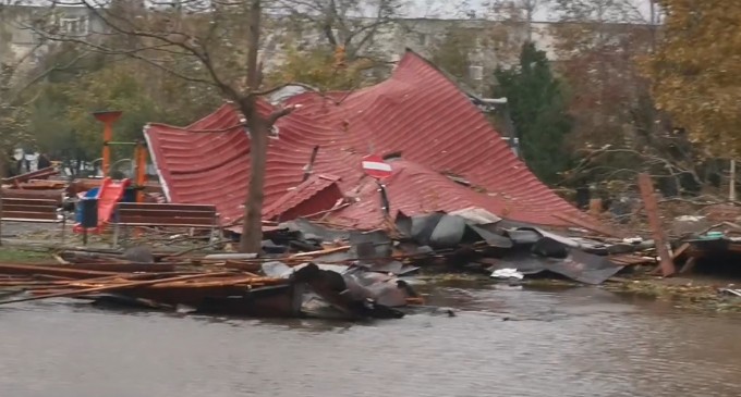 VIDEO Furtuna a făcut prăpăd la Constanța: zeci de copaci căzuți, acoperișuri smulse de vânt și întreruperi de curent