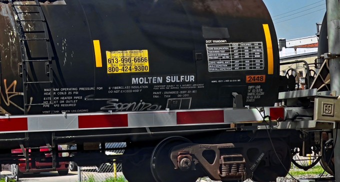 VIDEO Un tren care transporta sulf a deraiat în SUA şi a produs un incendiu. Populația din zonă, evacuată în plină sărbătoare de Thanksgiving