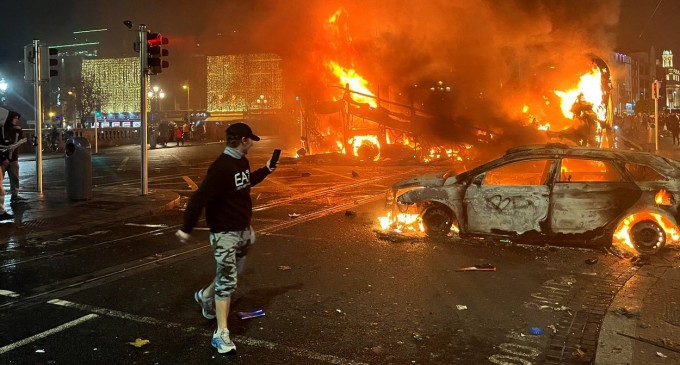 VIDEO Revolte violente la Dublin după 3 copii au fost înjunghiați / Ciocniri între poliție și protestatarii anti-imigranți