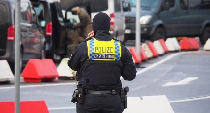 Situaţia care a dus la închiderea aeroportului din Hamburg s-a încheiat după 18 ore. Suspectul a fost arestat, fiica sa a fost salvată