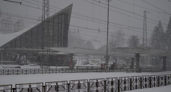 Vremea rea și sărbătorile: Se circulă cu greutate pe anumite rute, trenuri aglomerate, puncte vamale închise