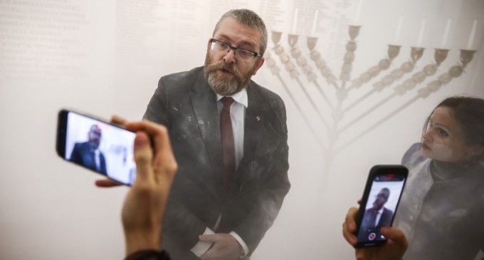 VIDEO Polonia: Deputatul care a stins o menoră cu un stingător, anchetat de procuratură