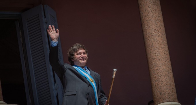 „Închisoare sau glonţ”: Noul guvern argentinian promite o reacţie dură la eventuale proteste generate de devalorizarea monedei naţionale