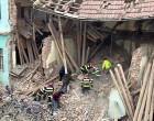 Un perete al internatului unui liceu din Odorheiul Secuiesc s-a prăbușit peste mai mulți adolescenți / Trei persoane au fost scoase. O victimă este în stare gravă