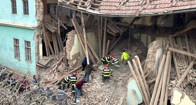 Un perete al internatului unui liceu din Odorheiul Secuiesc s-a prăbușit peste mai mulți adolescenți / Trei persoane au fost scoase. O victimă este în stare gravă