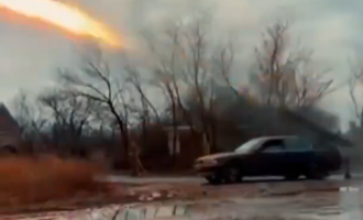 VIDEO Noua armă a ucrainenilor – Un BMW seria 3 lansează rachete pe marginea unui drum