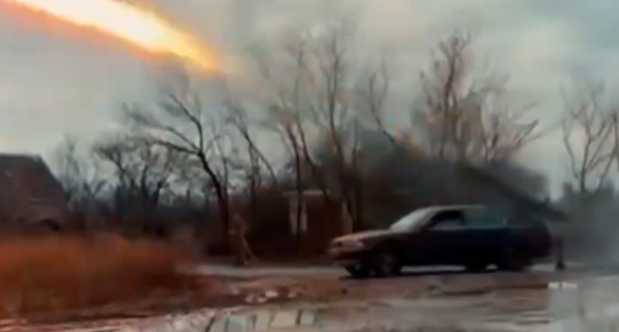 VIDEO Noua armă a ucrainenilor – Un BMW seria 3 lansează rachete pe marginea unui drum