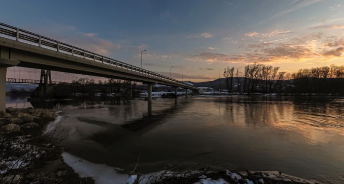 Avertizări cod galben și cod portocaliu pe mai multe râuri din țară
