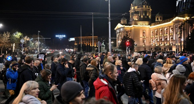 Noi proteste în Serbia. Mii de persoane au mărșăluit spre secția de poliție unde ar fi persoanele arestate cu o seară înainte