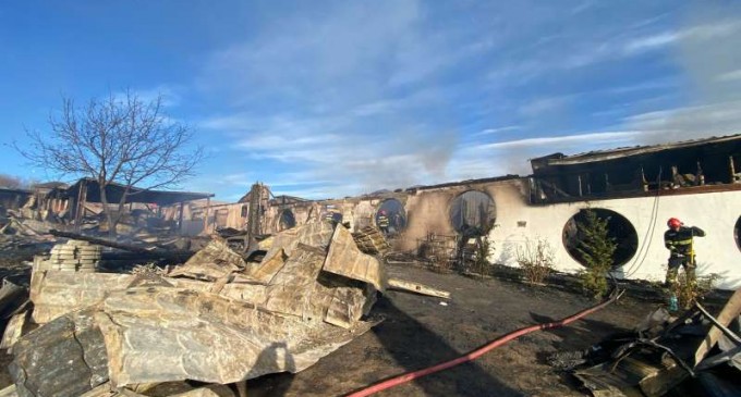 Incendiu la Ferma Dacilor: 26 de persoane au participat la o petrecere la pensiune în seara anterioară / Un bărbat, angajat al complexului, a murit în timp ce încerca să își salveze copiii