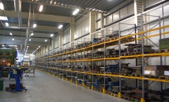 Organizeaza-ti spatiul de lucru cu rafturi metalice: Sfaturi si trucuri ale expertilor