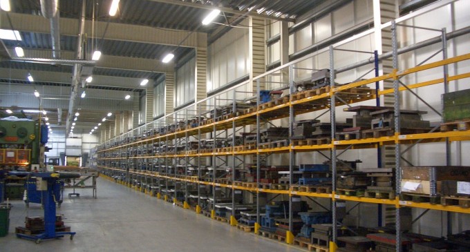 Organizeaza-ti spatiul de lucru cu rafturi metalice: Sfaturi si trucuri ale expertilor