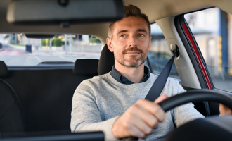 Cum să îți îmbunătățești siguranța la volan: sfaturi utile