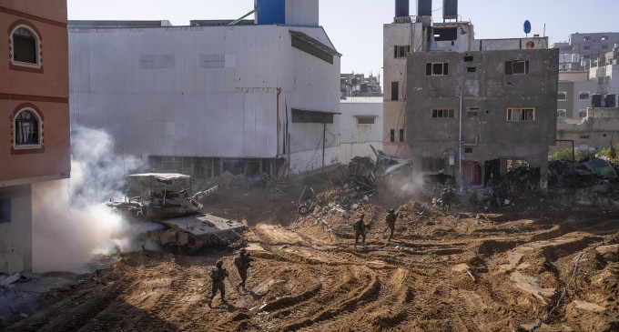 VIDEO Israelul lansează pliante din avioane pentru a-i localiza pe ostaticii din Gaza