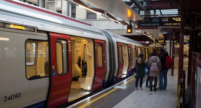 Primăria Londrei vrea să pună volane de carton în trenurile municipale pentru a-i distra pe pasageri