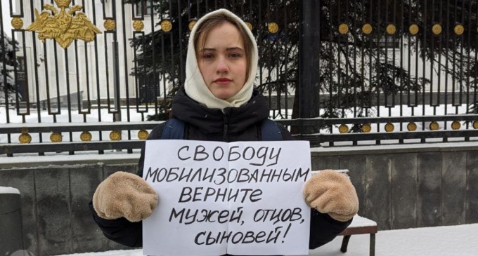 „Dacă începi să te gândești la cât de bine ar fi fost să fugim, e posibil să-ți ieși pur și simplu din minți”. Interviu cu soția unui soldat rus de pe frontul din Ucraina despre protestele femeilor, război și Vladimir Putin