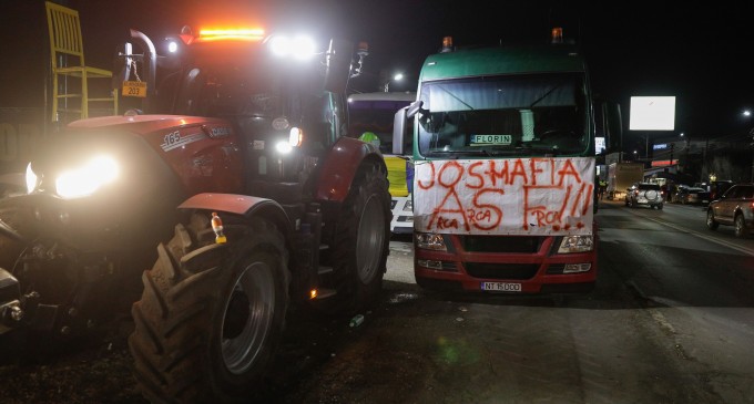 Transportatorii au blocat din nou una dintre intrările în Portul Constanţa