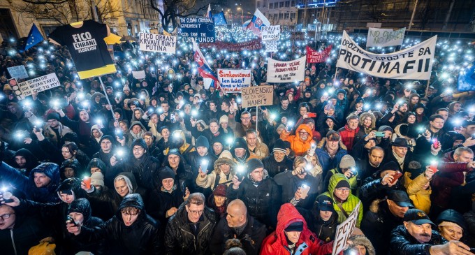 Zeci de mii de slovaci protestează împotriva reducerii pedepselor pentru corupţie / Cum vrea guvernul lui Robert Fico să desființeze parchetul anticorupție