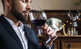 Bucură-ți simțurile: Înțelegerea profunzimii aromelor unui vin de calitate