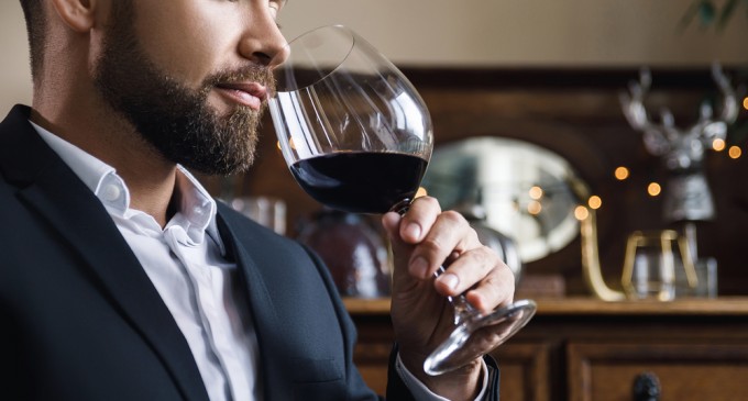 Bucură-ți simțurile: Înțelegerea profunzimii aromelor unui vin de calitate