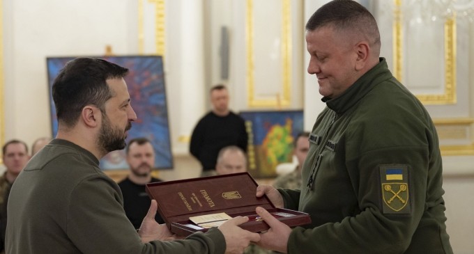 VIDEO Zelenski le-a conferit titlul de „Erou al Ucrainei” lui Valeri Zalujnîi şi lui Kirilo Budanov şi anunţă noi schimbări în armată