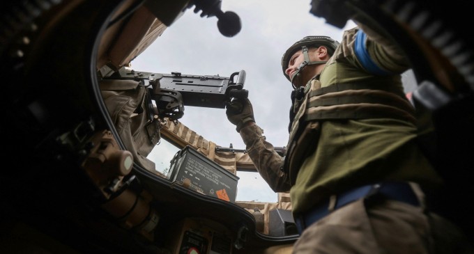 VIDEO Lupte grele în timpul retragerii din „iadul” Avdiivka: Un M1224 MaxxPro a intrat în oraș pentru a evacua apărătorii ucraineni