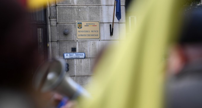 Salariaţii din Asistenţă Socială, protest la Ministerul Muncii / Sindicaliştii reclamă că majorarea salariilor cu 5% din ianuarie a dus la scăderea venitului net