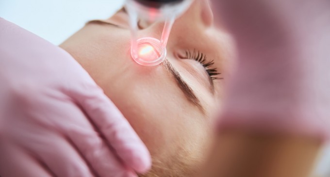 Soluții neinvazive de întinerire a tenului