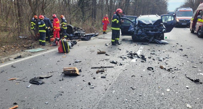 FOTO Accident grav pe DN2, în care au fost implicate patru mașini: Un om a murit, alți cinci au fost răniți