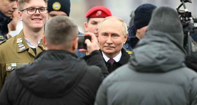 VIDEO „Putin n-a reușit să câștige războiul, dar a deschis un alt front în inima Europei”. Cât de vulnerabilă este România într-un an crucial pentru democrație?