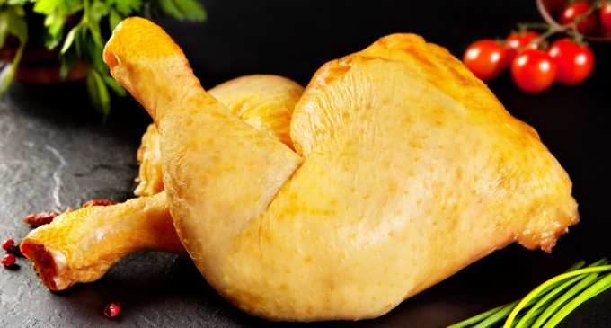 Șeful ANPC, Horia Constantinescu, acuză că unii producători colorează carnea de pui: „Unii dintre pui sunt vopsiți prin hrănire”