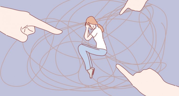 „Mă gândesc că mă voi face de râs în fața celorlalți”. Cum depășim teama de părerea celor din jur