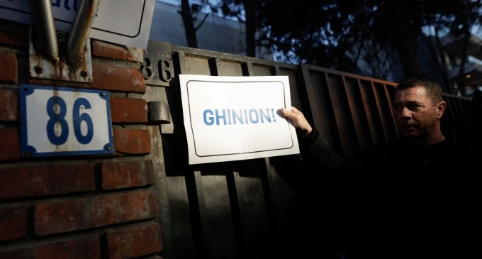 „Palatul împăratului”: Firma care face lucrările la vila lui Iohannis ar fi lucrat fără acte și înainte de a semna contractul și a obține certificat de securitate – G4Media