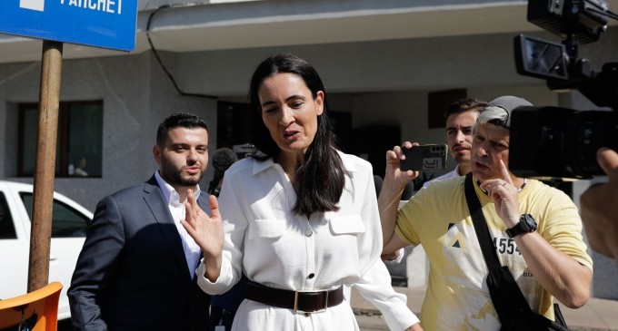 ÎNREGISTRĂRILE CU PRIMARUL. „O cercetare a pieței”. Așa explică Clotilde Armand discuția înregistrată, în care îi cere directorului unei firme să aducă el trei companii care să oferteze pentru o licitație la Primăria Sectorului 1: „Ne bazăm pe dumneavoastră”