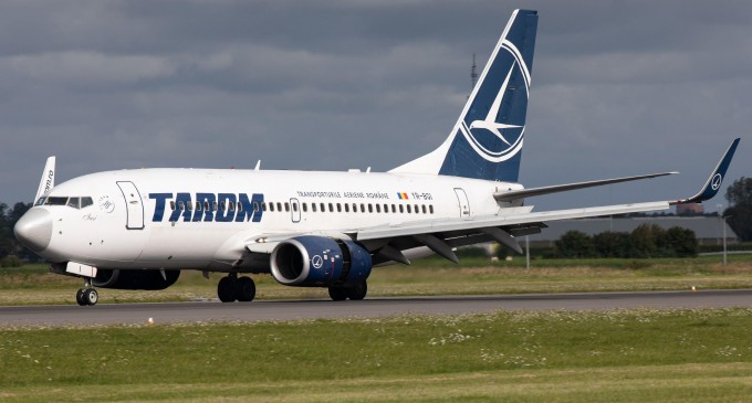 O aeronavă Tarom, în care se aflau Mircea Geoană și Luminița Odobescu, a abandonat în ultimul moment decolarea după constatarea unor defecțiuni/ Precizările Tarom