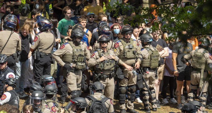 VIDEO Arestări și ciocniri la Universitatea Texas, studenți suspendați la Columbia: școlile din SUA iau măsuri dure împotriva manifestațiilor pro-palestiniene