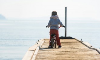 Activități în aer liber pe care le poți face împreună cu copilul tău pentru a încuraja activitatea fizică