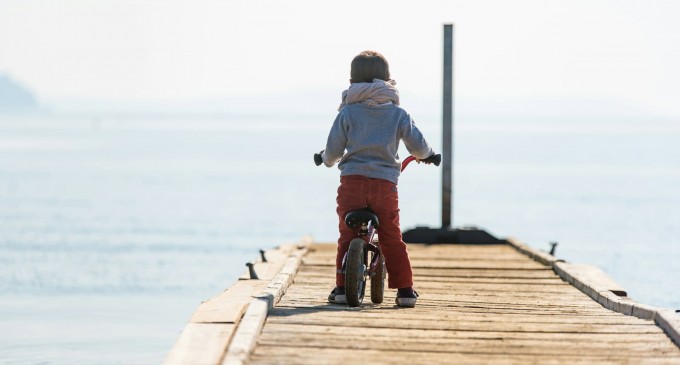 Activități în aer liber pe care le poți face împreună cu copilul tău pentru a încuraja activitatea fizică