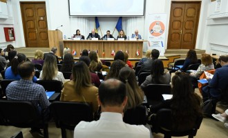 Judecătorii sunt sfătuiți să recomande concilierea dintre consumatori și bănci la începutul proceselor din instanțe