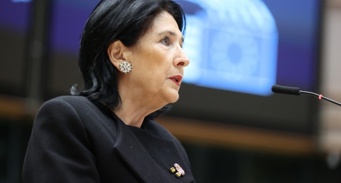 Președinta Georgiei îi cere lui Emmanuel Macron să vină la Tbilisi „să scoată definitiv Caucazul de sub jugul sovietic”