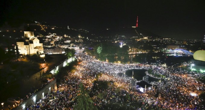 VIDEO Protest uriaș în Georgia, cu 50.000 de oameni pe străzile din Tbilisi, față de proiectul de lege privind agenții străini. „Ne protejăm viitorul european”