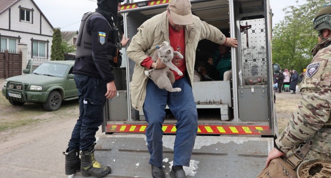 Locuitori din oraşele de graniţă luaţi captivi de forţele rusești, pentru a fi folosiţi ca scuturi umane, acuză autorităţile ucrainene